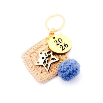 Πλεκτό μπρελόκ με γούρι 2025