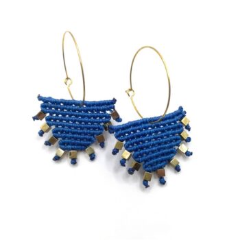 GOLDEN TRIANGLE Macrame Earrings Macrame σκουλαρίκια "τριγωνάκια" με αιματίτες και ατσάλινο κούμπωμα