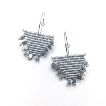 SILVER TRIANGLE Macrame Earrings Macrame σκουλαρίκια "τριγωνάκια" με αιματίτες και ατσάλινο κούμπωμα