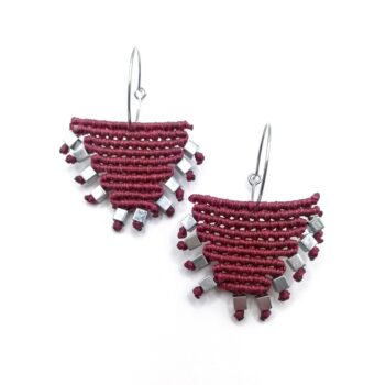 SILVER TRIANGLE Macrame Earrings Macrame σκουλαρίκια "τριγωνάκια" με αιματίτες και ατσάλινο κούμπωμα