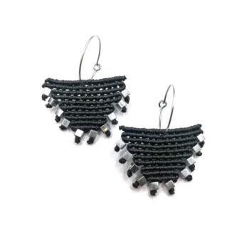 SILVER TRIANGLE Macrame Earrings Macrame σκουλαρίκια "τριγωνάκια" με αιματίτες και ατσάλινο κούμπωμα